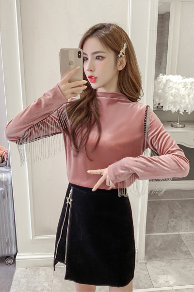 Sieviešu blūze ar pusaugstu apkakli un garām piedurknēm