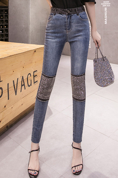 Moodsad kõrge vöökoha ja kivikestega naiste teksad