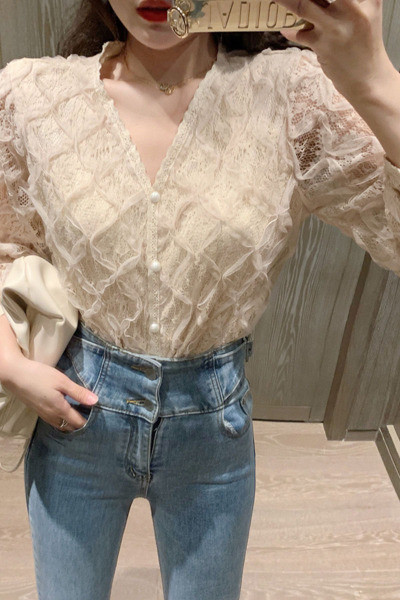 Moderns sieviešu mežģīņu krekls ar garām piedurknēm un špica kakla izgriezumu