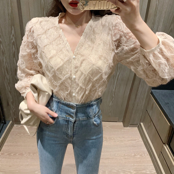 Moderns sieviešu mežģīņu krekls ar garām piedurknēm un špica kakla izgriezumu