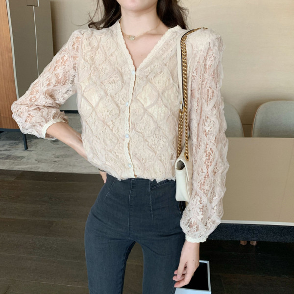 Moderns sieviešu mežģīņu krekls ar garām piedurknēm un špica kakla izgriezumu