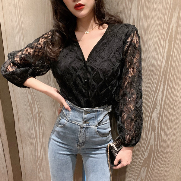 Moderns sieviešu mežģīņu krekls ar garām piedurknēm un špica kakla izgriezumu