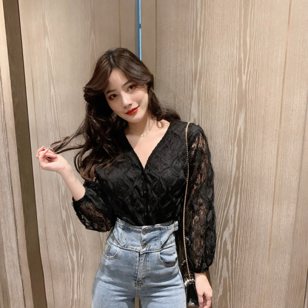 Moderns sieviešu mežģīņu krekls ar garām piedurknēm un špica kakla izgriezumu