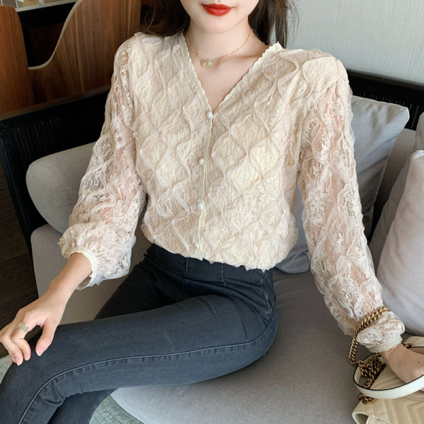 Moderns sieviešu mežģīņu krekls ar garām piedurknēm un špica kakla izgriezumu