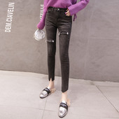 Jauns sieviešu džinsu modelis ar kabatām un saplēstiem motīviem