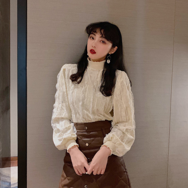 Stilīga sieviešu blūze ar polo apkakli un garām piedurknēm