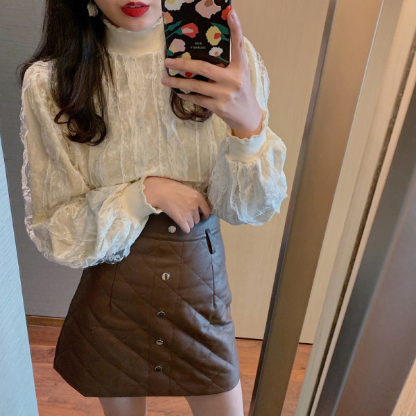 Stilīga sieviešu blūze ar polo apkakli un garām piedurknēm