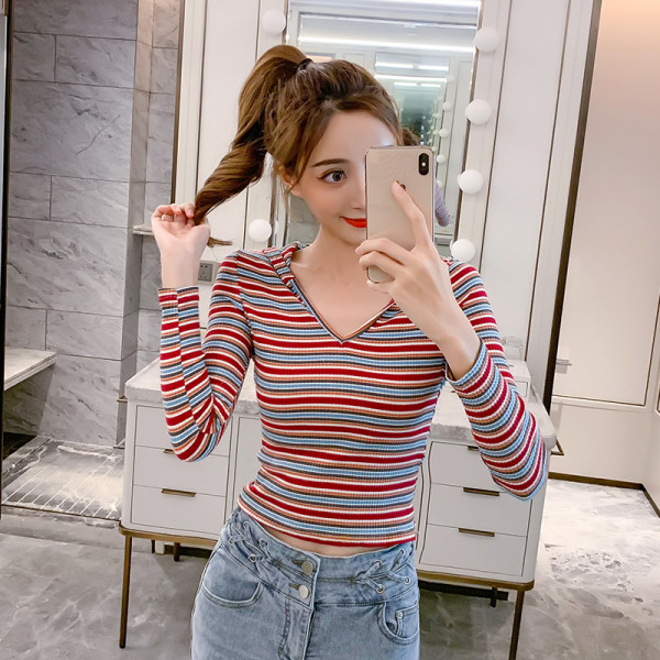 Svītraina sieviešu blūze ar kapuci un špica kakla izgriezumu