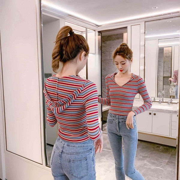 Svītraina sieviešu blūze ar kapuci un špica kakla izgriezumu