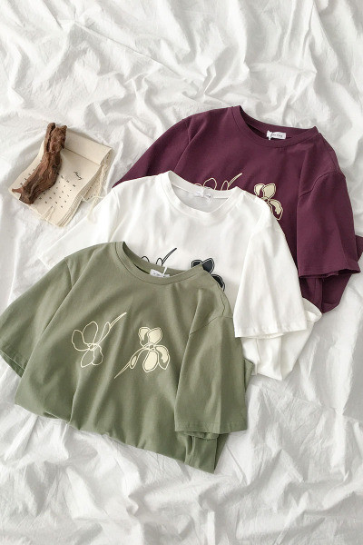 Sieviešu T-krekla plats modelis ar apaļu kakla izgriezumu