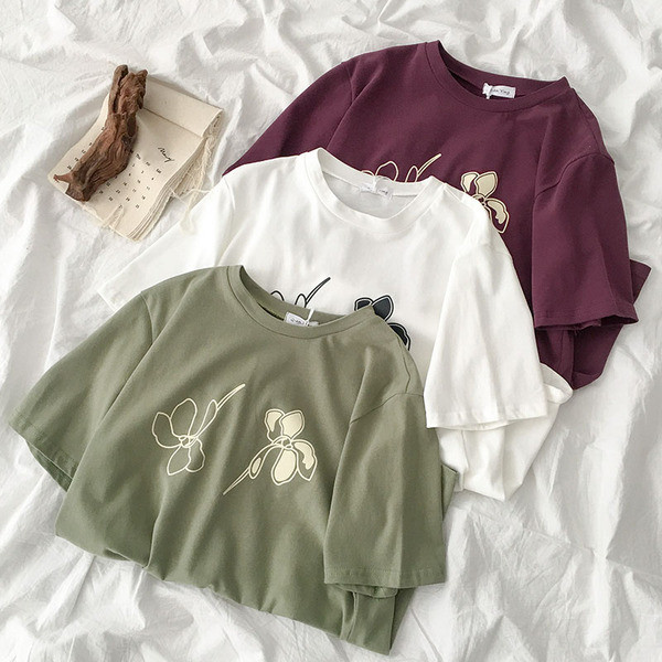 Sieviešu T-krekla plats modelis ar apaļu kakla izgriezumu