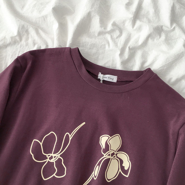 Sieviešu T-krekla plats modelis ar apaļu kakla izgriezumu