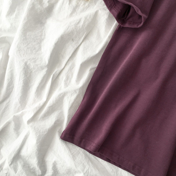 Sieviešu T-krekla plats modelis ar apaļu kakla izgriezumu