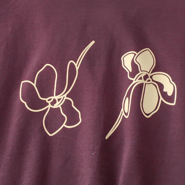 Sieviešu T-krekla plats modelis ar apaļu kakla izgriezumu