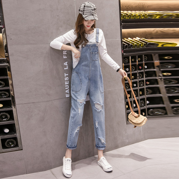 Modern női overál szakadt motívumokkal