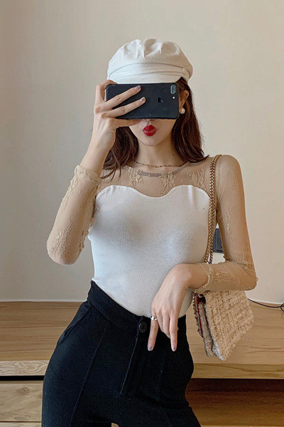 Modern női blúz modell kerek nyakkivágással