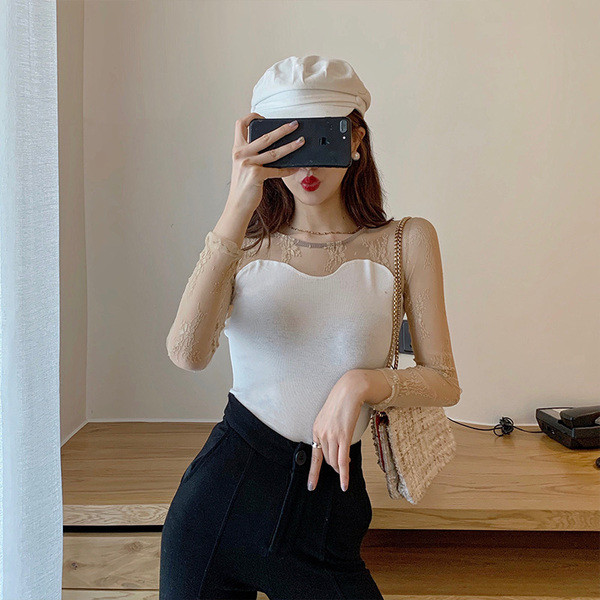 Modern női blúz modell kerek nyakkivágással