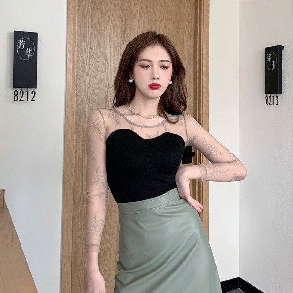 Modern női blúz modell kerek nyakkivágással