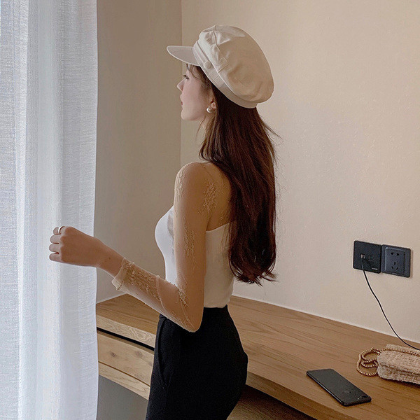 Modern női blúz modell kerek nyakkivágással