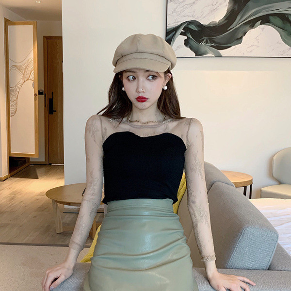 Modern női blúz modell kerek nyakkivágással