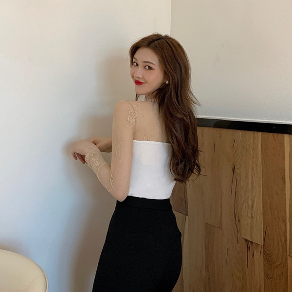 Modern női blúz modell kerek nyakkivágással