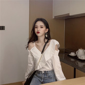 Modern női blúz csupasz vállakkal és spitz nyakkivágással