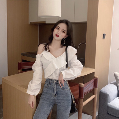 Modern női blúz csupasz vállakkal és spitz nyakkivágással