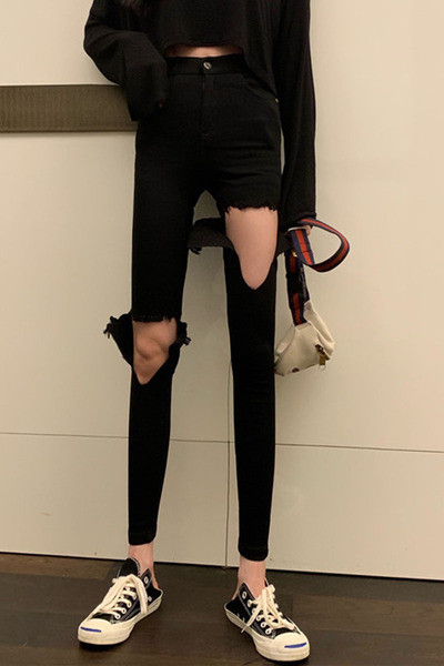 Polsterējums moderni džinsi Slim modelis ar saplēstiem motīviem