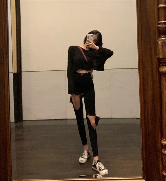 Polsterējums moderni džinsi Slim modelis ar saplēstiem motīviem