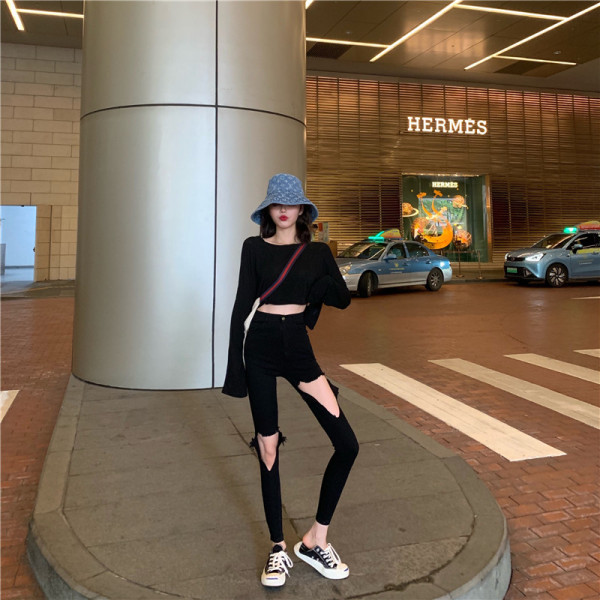 Polsterējums moderni džinsi Slim modelis ar saplēstiem motīviem