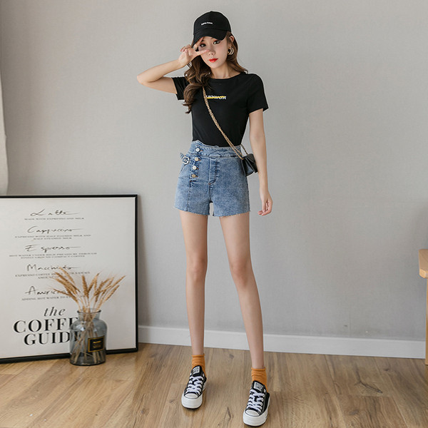 Moteriški šortai aukštu juosmeniu ir sagomis šonuose