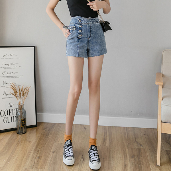 Moteriški šortai aukštu juosmeniu ir sagomis šonuose