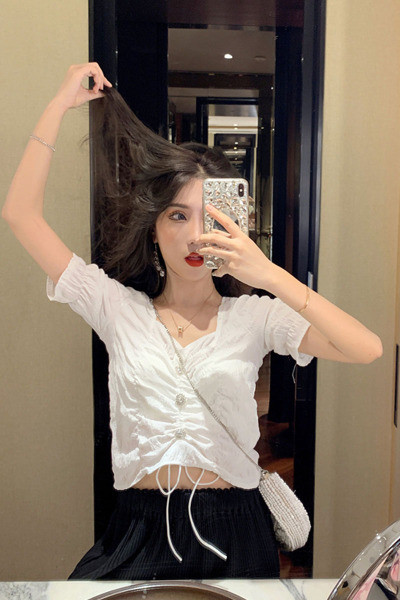 Alkalmi női blúz rövid ujjal és nyakkendővel