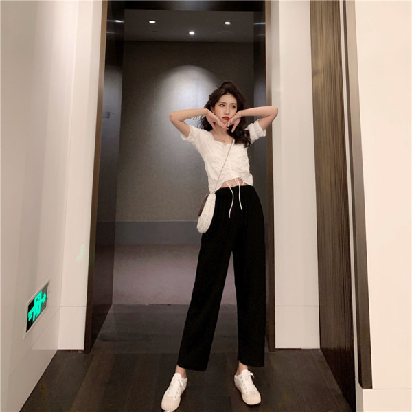 Alkalmi női blúz rövid ujjal és nyakkendővel