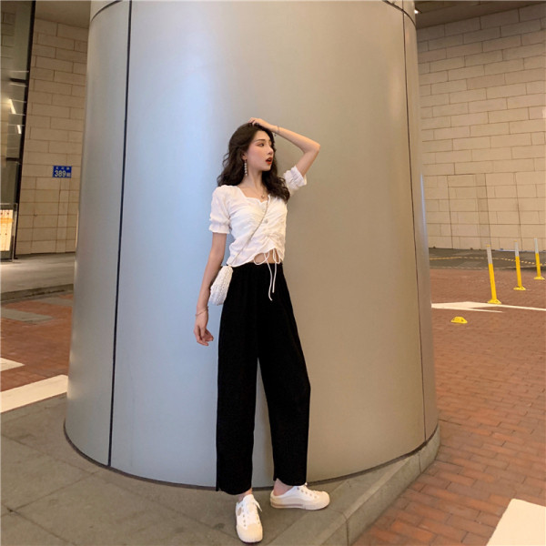 Alkalmi női blúz rövid ujjal és nyakkendővel