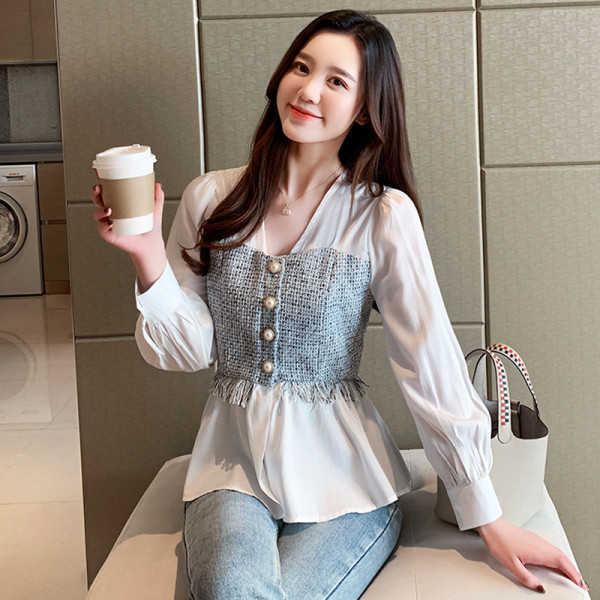 Moderna sieviešu blūze ar špica kakla izgriezumu un pogām