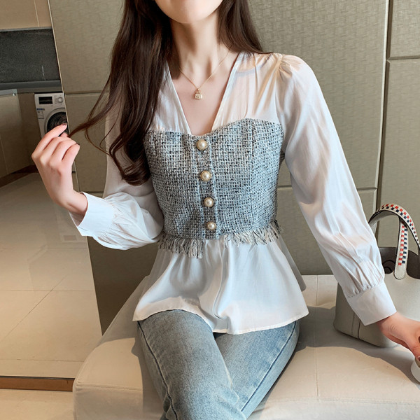 Moderna sieviešu blūze ar špica kakla izgriezumu un pogām