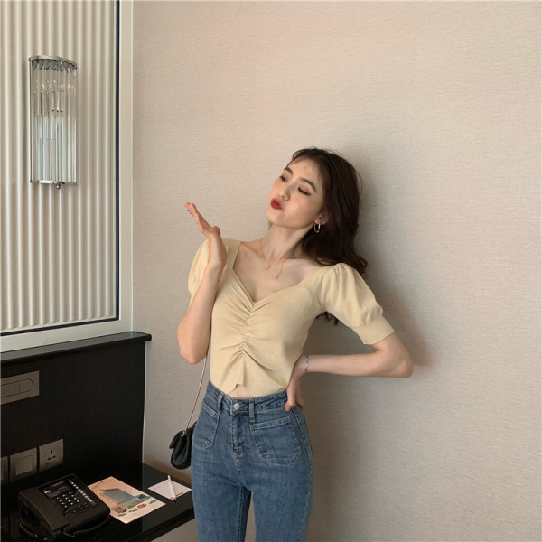 Bluză scurtă de damă modernă cu decolteu spitz și mâneci scurte