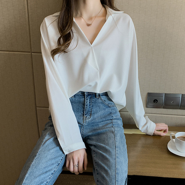 Elegáns női ing spitz nyakkivágással, széles modellel