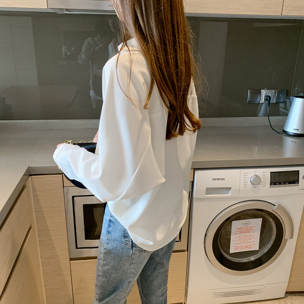 Elegáns női ing spitz nyakkivágással, széles modellel