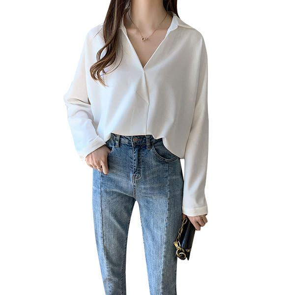 Elegáns női ing spitz nyakkivágással, széles modellel