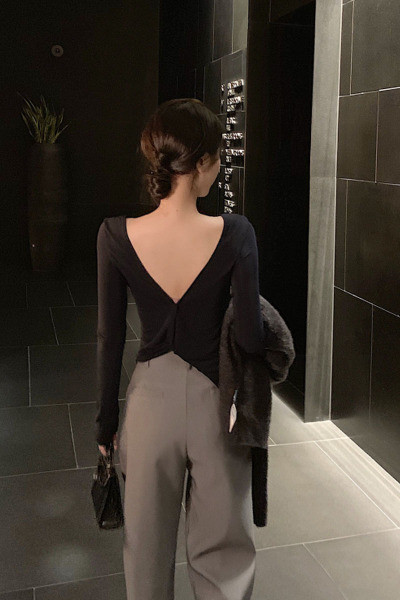 Ikdienas sieviešu blūze ar atkailinātu muguru un garām piedurknēm