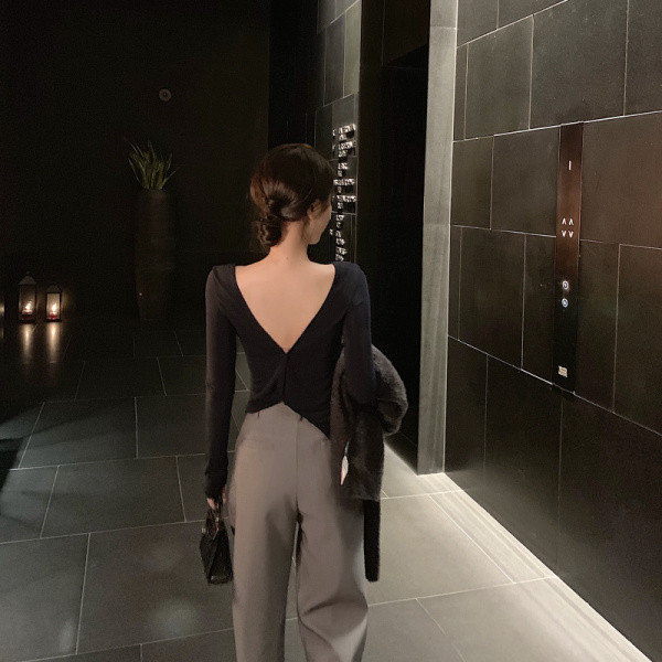 Ikdienas sieviešu blūze ar atkailinātu muguru un garām piedurknēm