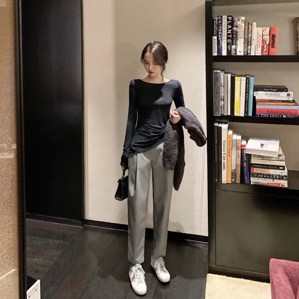 Ikdienas sieviešu blūze ar atkailinātu muguru un garām piedurknēm