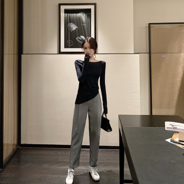 Ikdienas sieviešu blūze ar atkailinātu muguru un garām piedurknēm