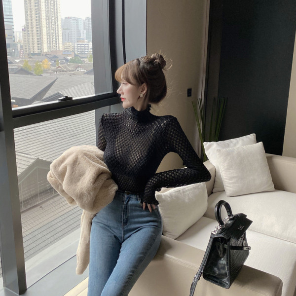 Актуална дамска блуза с поло яка втален модел