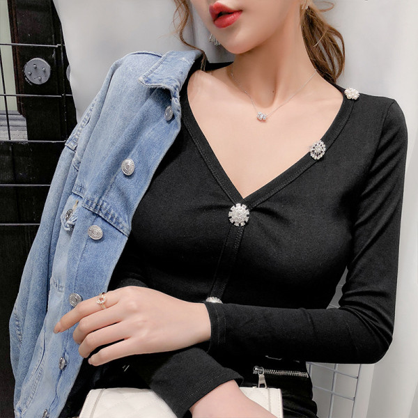 Ikdienas sieviešu blūzes modelis ar špica kakla izgriezumu un pogām