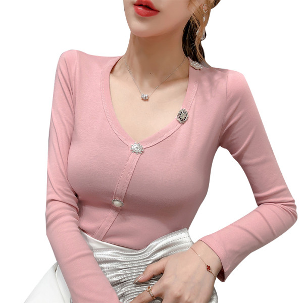 Ikdienas sieviešu blūzes modelis ar špica kakla izgriezumu un pogām