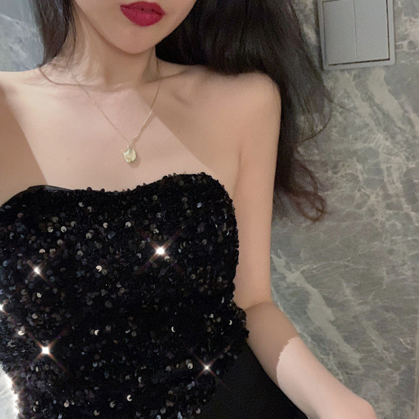 Stilīgs sieviešu īss krūtis ar fliteriem