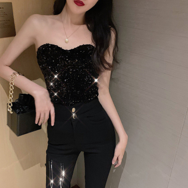 Stilīgs sieviešu īss krūtis ar fliteriem